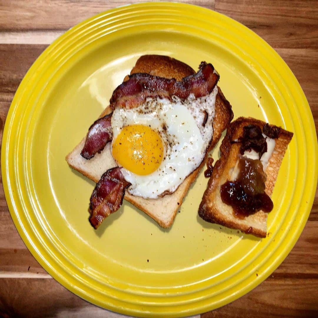 池内万作さんのインスタグラム写真 - (池内万作Instagram)「朝ごはん。 二の岡ハムのベーコンとパン。 美味しい美味しい。 #イケウチ家の食卓」2月28日 13時33分 - mandeshita