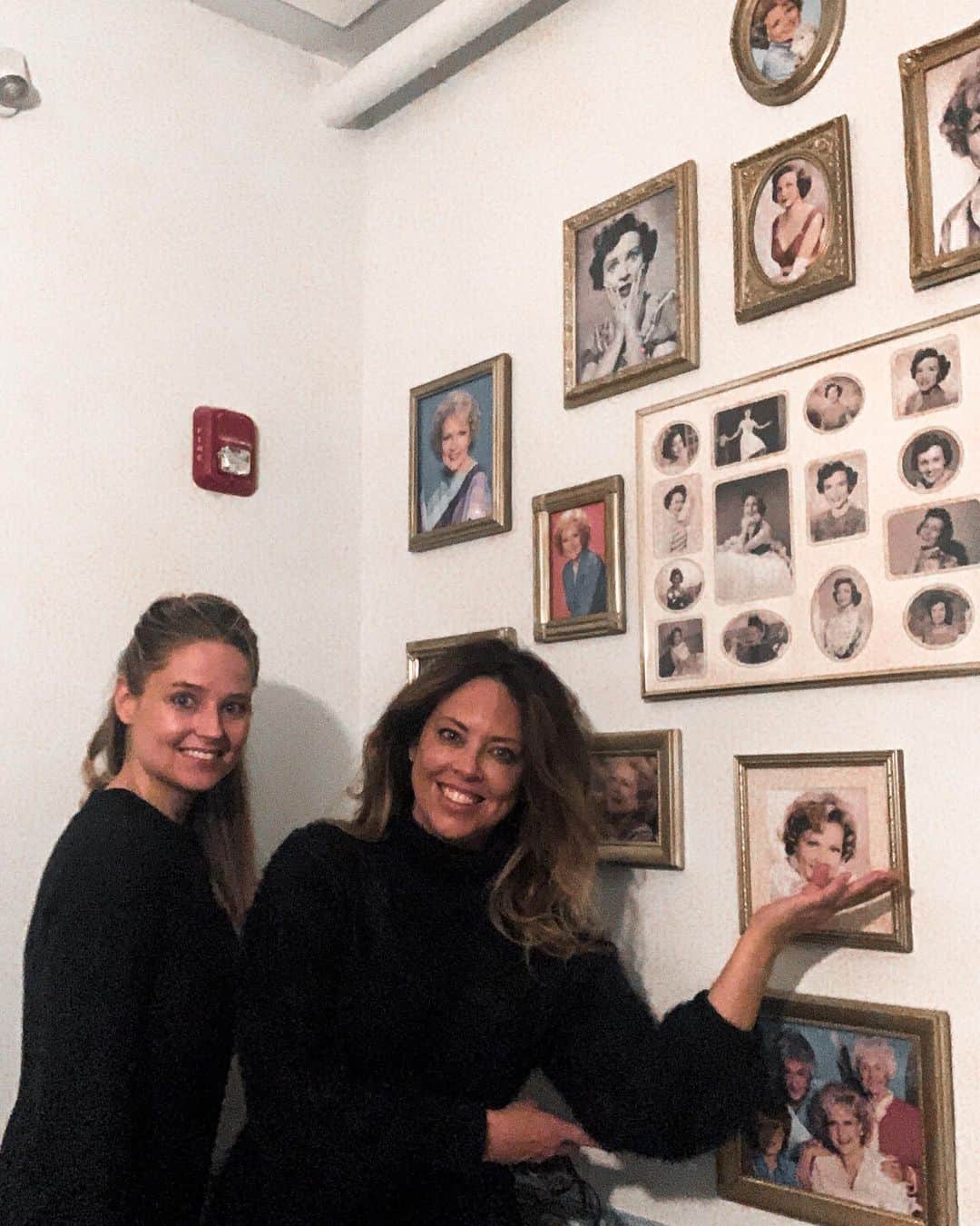 のインスタグラム：「We were snapping selfies with @bettymwhite in the restroom at @mothersruinnashville - and people in line thought that when we blamed “Betty White” for why we took so long, it was a euphemism for something else 🤣😂🤣😂 but, no, we just really love Betty White!」