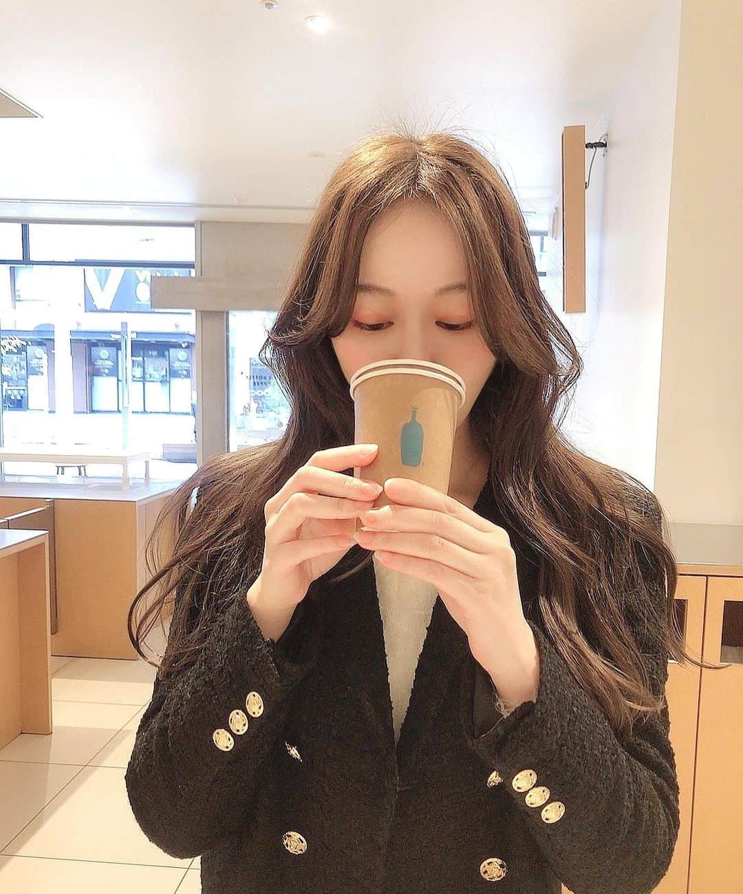 小林恵月のインスタグラム：「・ ずっと気になってた、 Blue Bottle Coffee🤗 オーツミルクラテ飲んだよ🥛 飲みやすくて美味しかった〜🤍 新宿駅から徒歩1分くらいっていう のが好感度高め🥰」