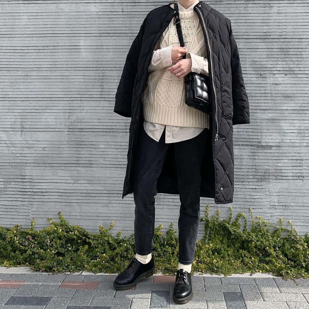 Mie Kawanoのインスタグラム：「暖かくなったと思ったら また寒い𓆰 冷え性すぎて靴下2枚履きするから 足首がパンパンなった𓄺  #outfit#coordinate#mamacode#コーデ#コーディネート#instagood#instafashion#todayful#canaljean#drmartens #newbottega #UNIQLO」