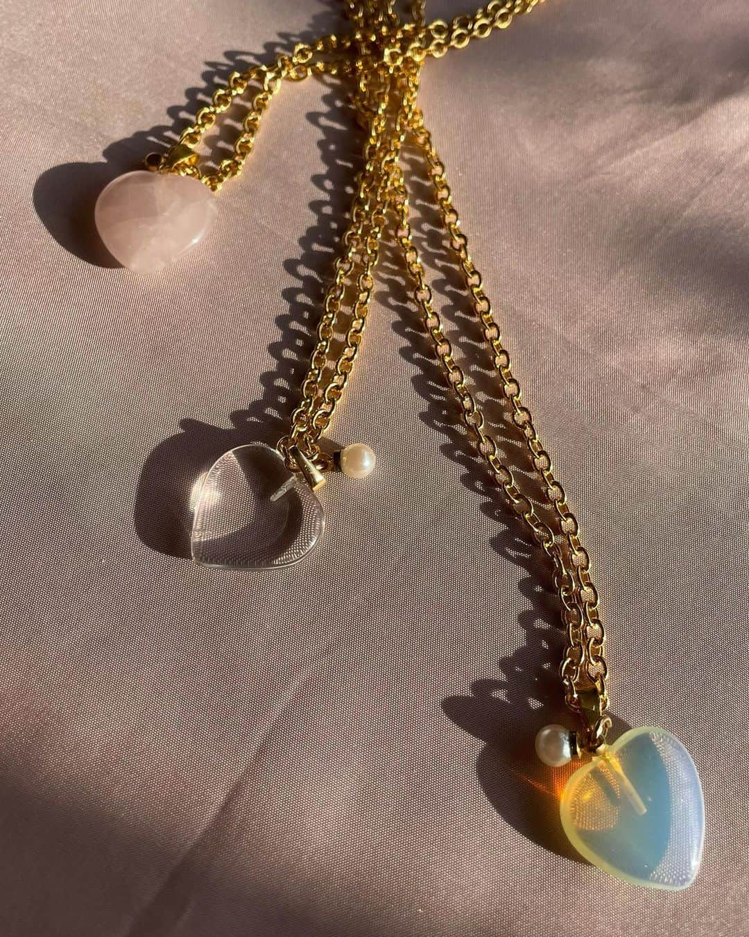 HONEY MI HONEY OFFICIALさんのインスタグラム写真 - (HONEY MI HONEY OFFICIALInstagram)「2way heart quartz necklace💎 ¥2,500  パワーストーンを使ったクォーツシリーズ  ハートストーンにさりげなくパールを組み合わせました マスクチェーンとしても使える2wayタイプ  石はクリスタル(水晶)、オブシディアンオパール、ローズクォーツ  @honeymihoney_official  @honeymihoney_style  #HONEYMIHONEY #表参道 #原宿 #南堀江 #大阪 #时尚 #我的最愛 #ハニーミーハニー #tokyo #osaka #outfit #fashion」2月28日 13時45分 - honeymihoney_official