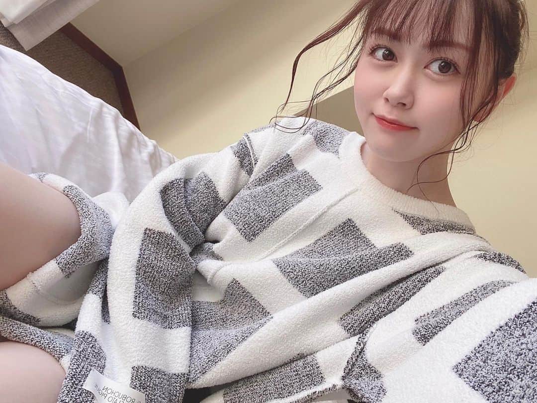 大川莉央のインスタグラム：「2月のカレンダーのオフショットです☺️﻿ みんな2月の写真好きって言ってくれる！嬉しい！﻿ ﻿ #カレンダー #オフショット #パジャマ #ジェラートピケ」