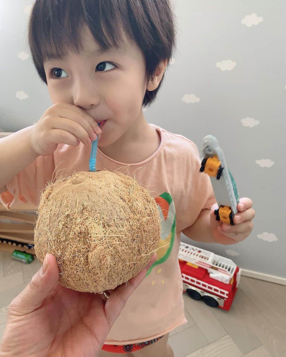 アレクサンダーのインスタグラム：「今日も南国🏝気分だよ❤️ いつもありがとう😊  #トーマス  #ココナッツ」