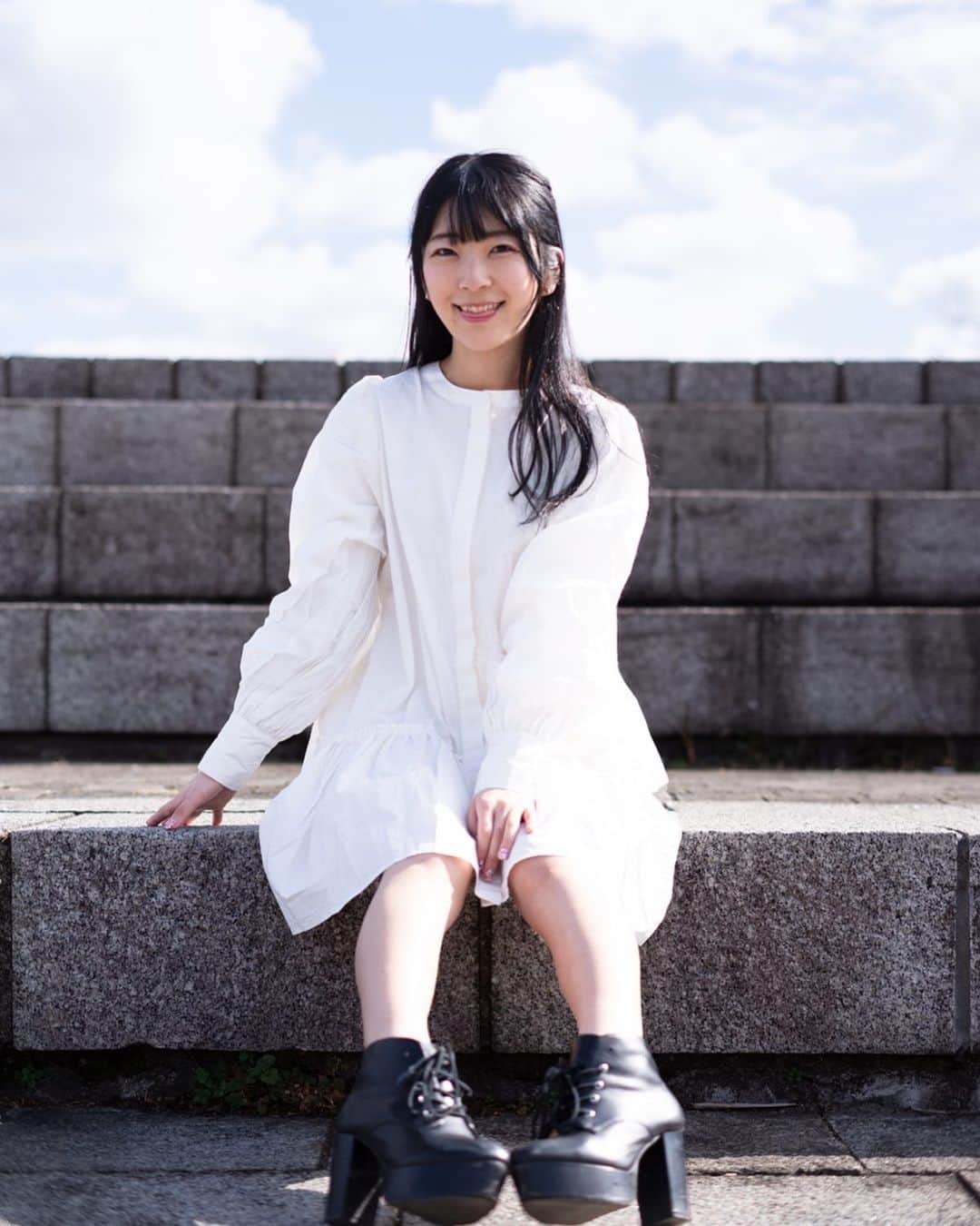 服部彩香のインスタグラム：「雨のち晴れる未来へと(*´○`)o¶~~♪ . #ワンピース #チュニック #ootd #コーディネート #サロモ #フリーモデル #フリーランス #被写体 #グラドル #グラビア  #くびれスト #仕事依頼 #ポートレート #ポートレートモデル #あやかまる #服部彩香 #shotting  #portrait #followme  #写真好きな人と繋がりたい #カメラ好きな人と繋がりたい #写真撮るのが好きな人と繋がりたい #オシャレさんと繋がりたい」