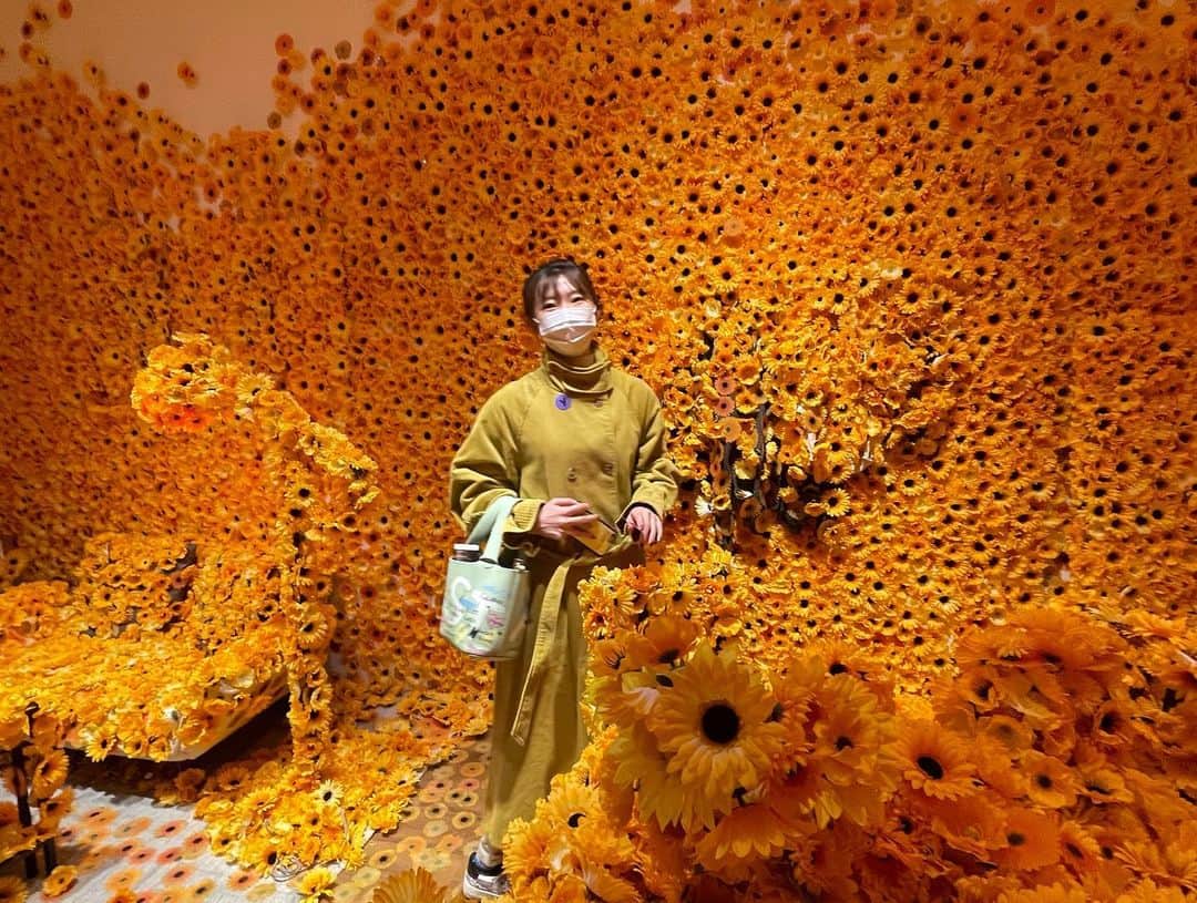 田名部生来さんのインスタグラム写真 - (田名部生来Instagram)「フラワー･オブセッション 入り口で造花かシールをひとつ選んで、 貼ることができます。 自分が草間作品に直接関わることの できる楽しさがありますね🌼 展示始まって後半なのでぎっしりでうれしい、、 行けてよかったです。 はーちゃんお付き合いありがとう🌼  #草間彌生美術館」2月28日 13時53分 - mnkspnpn