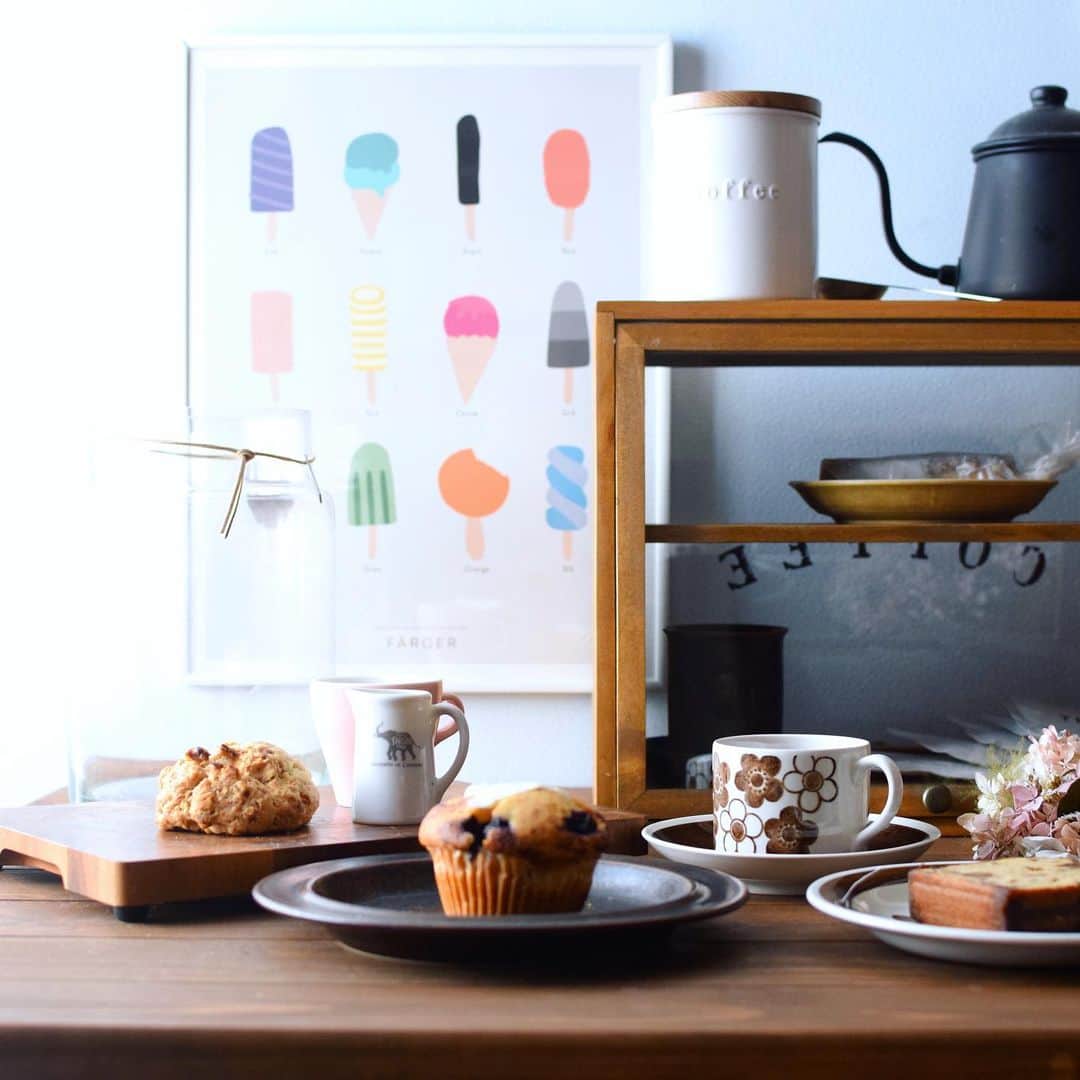 nao_cafe_のインスタグラム：「キッチンからこんにちは♡ . 念願のカフェっぽいケースがやってきたよ♪ 両側から開くし、2段だし使い勝手も良くて色も可愛い♡ 私はあえて反対向きにしていますが、 COFFEEの文字を表にするのも とっても可愛いです♪ . 朝のコーヒーや紅茶のセットや 焼き菓子などを入れています☕️ . こちらも @cotta_corecle コッタさんからサンプルでいただいたのですが、 コッタさんはこういうキッチンまわりのものも とても素敵なものがたくさんあるので ぜひチェックしてみてくださいね🥰 . . キッチンやインテリア写真もいろいろ 載せていきたいなぁ📸 . . 2021.2.28 . . #cotta#pr#コッタ#お菓子#焼き菓子#コーヒーのある暮らし #朝の風景#キッチン#キッチンカウンター #キッチンインテリア #キッチンからlove #北欧アンティーク #北欧食器 #北欧雑貨」