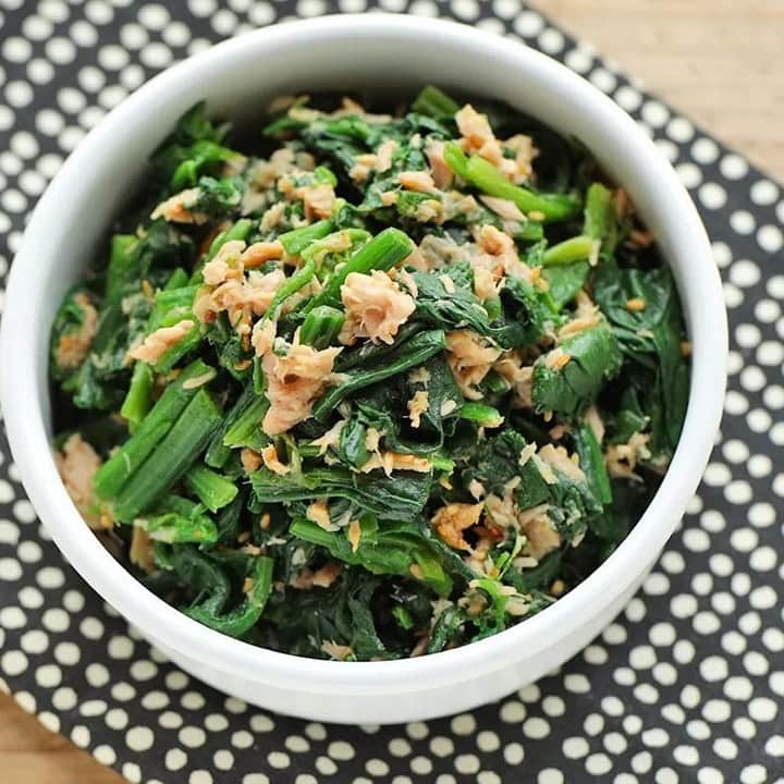 のインスタグラム：「. 基本調理は混ぜるだけ。あと一品！に役立つ「野菜の和え物」レシピ . 食卓がなんとなく寂しい…。野菜が足りないかも…。そんなときにぴったりな「和え物」。使用する野菜ごとに手軽に作れる和え物レシピをたっぷりとご紹介します。 画像は、つくおき(@tsukuoki)さんより。 . https://kinarino.jp/cat4/42510 . ▶︎こちらの記事はキナリノアプリのトップページで掲載中です。 ▶キナリノアプリで「和え物」と検索！ ▶︎ダウンロードはプロフィールリンクから(@kinarino_official) . #和え物 #野菜 #副菜 #常備菜 #作り置き #おうちごはん #料理 #レシピ #お弁当 #ほうれん草 #ツナ缶 #豆苗 #塩昆布 #にんじん #instafood #cooking #recipe #丁寧な暮らし #暮らし #キナリノ」
