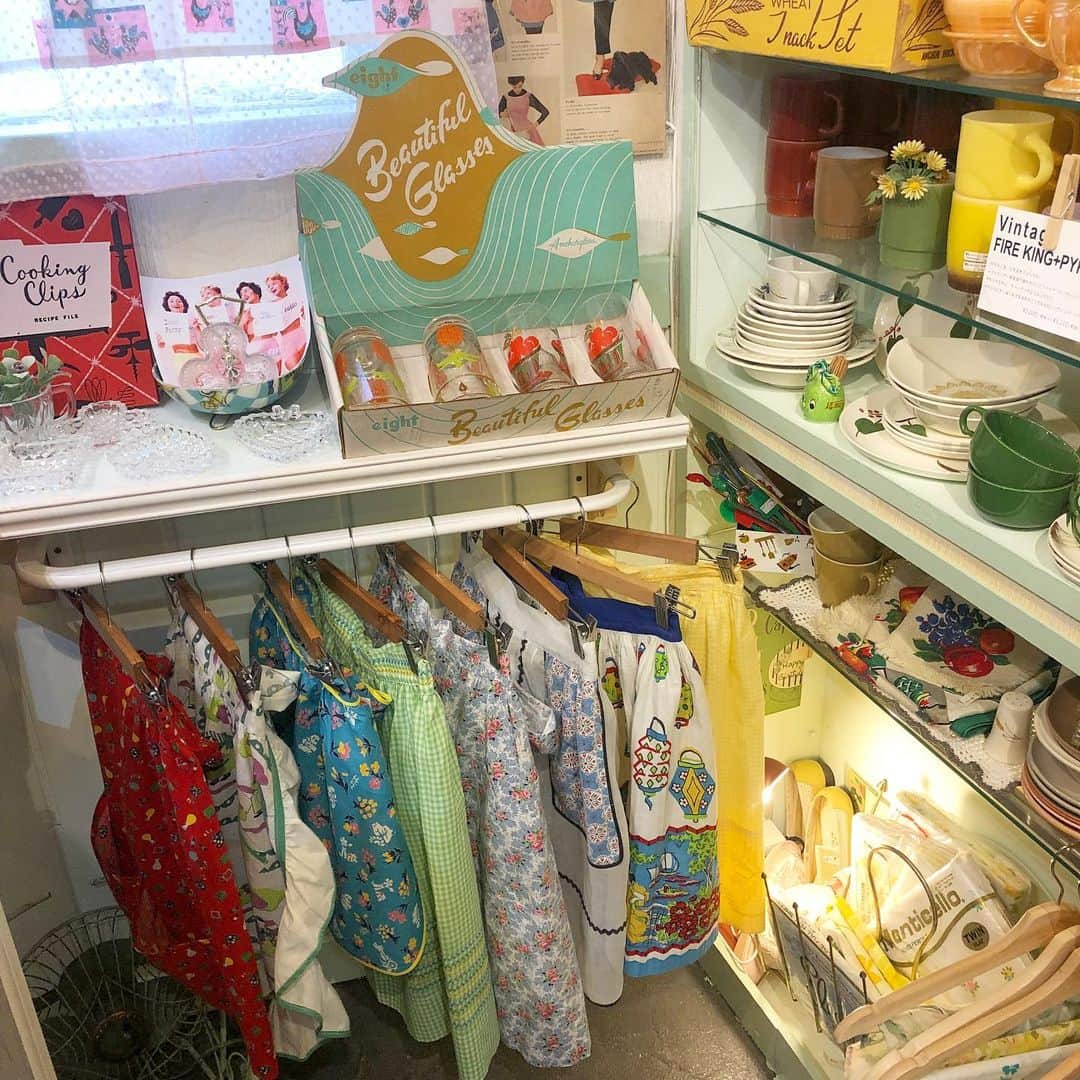 NUTTY Vintage&Collectibleのインスタグラム：「NUTTY DEPARTMENT STORE FLOOR 4 -kitchen ware-  ☑︎vtg various apron  大人気のヴィンテージエプロン追加でお出しいたしました💐  まだ少し寒い日には、華やかなエプロンをワンピースやスカートに加えて。 春らしい装いの完成！  💌DMよりお問い合わせ/通販承ります💌  ---------------------------------------------------- 💐Formal Fair 2021💐1/18(mon)~3/14(sun) ☑︎ヴィンテージジュエリーALL10%OFF  🚌送料無料🚌1/15(fri)~3/6(sat) ☑︎VINTAGE ONLINE STORE ¥10000以上 ☑︎SELECT BOUTIQUE ONLINE STORE ¥5000以上 お買い上げで全国一律送料無料！ （※ONLINE STORE/その他通販全て対象） ----------------------------------------------------」