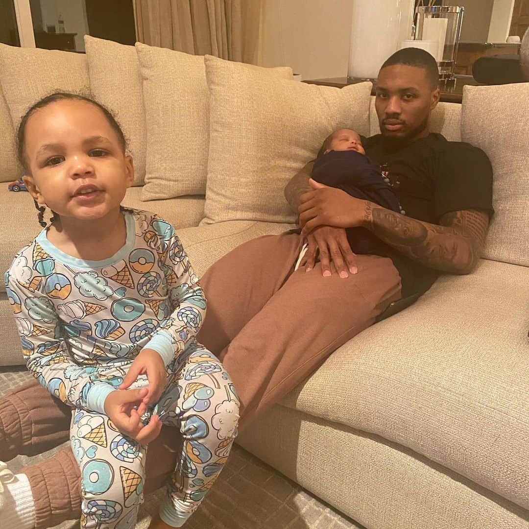 デイミアン・リラードのインスタグラム：「Watching boxing all day with my boys... home is where the heart is ❤️」