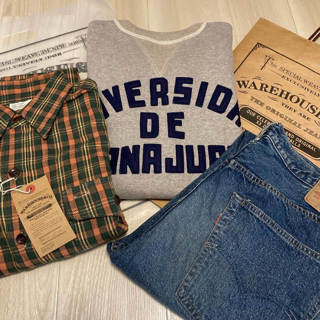 中島ヒロトさんのインスタグラム写真 - (中島ヒロトInstagram)「セールにて。  @warehouse.co   ウエアハウスのサンプルセールにお邪魔しました。 久々のネルシャツ（色合い絶妙）と生地感が最高のスウェット（レターが超いい）と、セコハン。 セールで何か買ってセコハンはリテールで、と思ってましたが「いいの出てますよ」とオススメ頂き、試着。サイズ、レングス、色、形（1105）と、シンデレラおじさん（笑）でした。ラッキー。 渡部さん、藤木さん、ウエアハウスのスタッフの皆さん、ありがとうございました。また伺います。  #warehouse #workdaysbecameplaydays」2月28日 14時07分 - djhirotonakajima