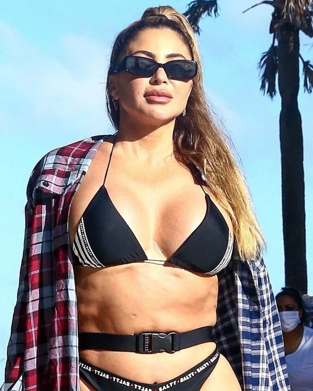 Just Jaredさんのインスタグラム写真 - (Just JaredInstagram)「@larsapippen rocks a black bikini for her day at the beach. #LarsaPippen Photos: Backgrid」2月28日 14時10分 - justjared