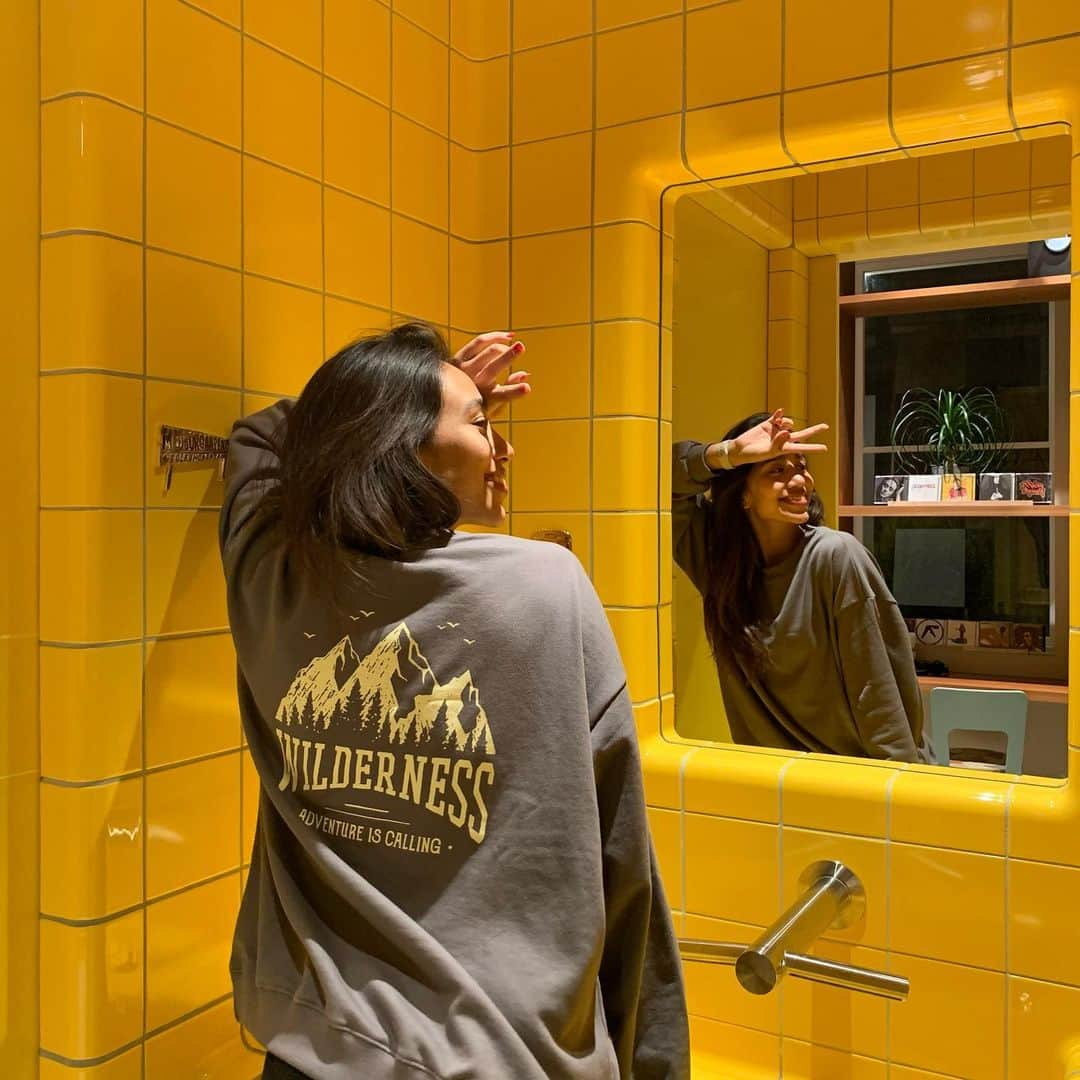 Megha Shrestha のインスタグラム：「Always my favorite color💛💛💛  @arholiday 🏔 大好きな黄色に包まれて幸せになっちゃう✨✨  #yellow #snscafe #代官山カフェ#代官山おすすめカフェ#おすすめカフェ#インスタ映え#arholiday#アンティローザホリデー#arholiday_ootd」