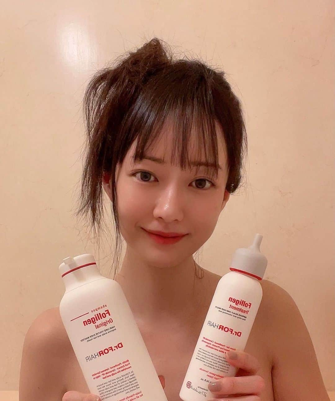 吉山りささんのインスタグラム写真 - (吉山りさInstagram)「📍dr.forhair 韓国で7年連続売り上げ"No.1のヘアケアブランド😍  🪅🪅🪅  📍スカルプシャンプーとトリートメント  ✨✨✨  🎯結論からお伝えします！  『めちゃくちゃ良い😍💓』  もうね〜 届いた瞬間からGood smell 💕  面倒くさがりの私も最近は 髪を綺麗に保つために 頭皮ケアを大切にしてます🤗（笑）  💋 韓国の方の髪が綺麗なのは スカルプケアをしっかりしているんだって😍  男女問わず使えるスカルプシャンプー💓  ✨✨✨✨✨  もう1週間使ってるけど 洗ってる時も乾いてもふんわり良い香り🥰  香りフェチなので幸せになる💋  そして乾かしたあとのまとまりや  ツヤもブローなしでも凄くでるの🥰  韓国ドラマが15年くらい前から好きだけど 韓国コスメもこのごろ大好き💘  初めて行った海外旅行は『韓国』でした✨  また韓国行きたいなぁ〜🥳 韓国料理のランチ、1人で良く行ってたわー（笑）  @dr.forhair_jp #drforhair#ドクターフォーヘアー#髪にも運命の出会い #スカルプ #頭皮 #ヘアケア #hair #シャンプー #トリートメント これめちゃくちゃ良い リピートありです💗  #吉山りさ #モデル #ロングヘア  #お風呂 #バスタイム #bathtime #🛀🏻 #🛁 #longhair #韓国 #韓国ファッション も大好き サイズが合うの #🇰🇷 #korea #髪 #髪の毛 #ツヤ #model #japanese」2月28日 14時11分 - oreorerisa