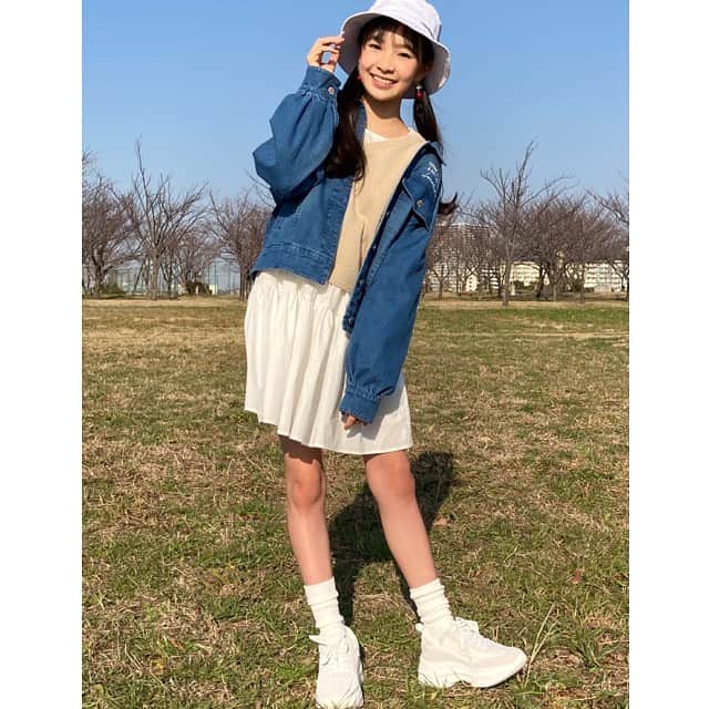 ニコ☆プチのインスタグラム：「ヒナタの「元気をお届けコーデ」🌞﻿ ﻿ ﻿ さわやかなコーデと笑顔がお似合い💕﻿ ﻿ ﻿ 💌ヒナタからみんなへメッセージ💌﻿ 最近、お出掛けする事が少なくなったけど、メイクをしたりコーデをしたりして、おうち時間を楽しんでいます。気分も上がるしとってもおすすめだよ！﻿ ﻿ ﻿ #ニコプチ﻿ #椛島ひなた﻿ #プチモの私服」