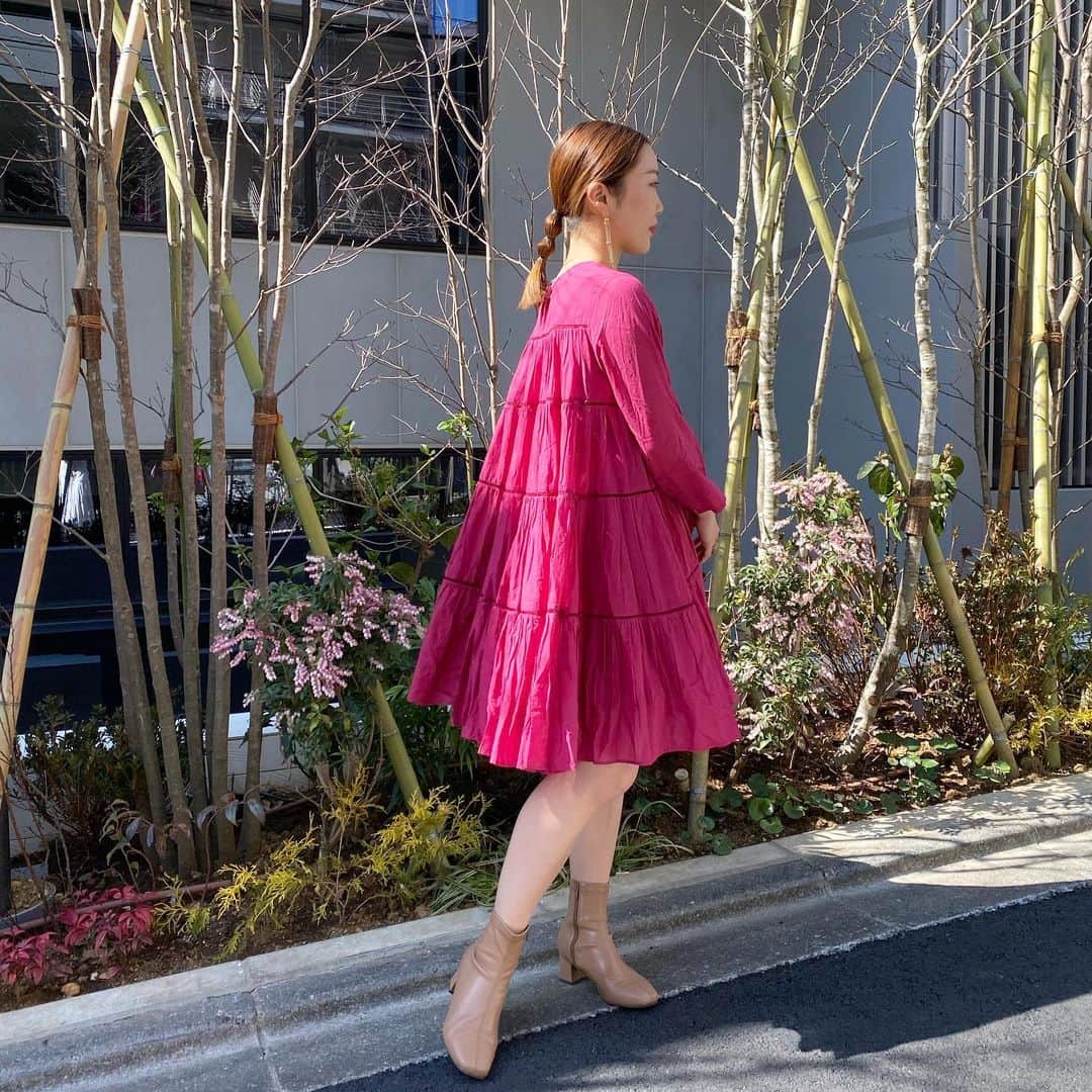 のインスタグラム：「【 Lady's 】﻿  ne Quittez pasとタッグを組んで仕上げた、FREAK'S STORE限定販売のスペシャルモデル。  ［item］﻿ @nequittezpas   別注TIERED ONEPIECE No. 31342100110 Size FREE Color black,pink ¥19,800(税込)  ※価格が変動することもございますので、 予めご了承ください。﻿ ※店舗通販は、お電話で承っております。 ぜひご利用くださいませ。  Model: @to.miyu___ (155cm)  #freaksstore  #freaksstore21ss #freaksstore_shibuya_ladys #フリークスストアスタイリング #ヌキテパ#nequittezpas #ワンピース」