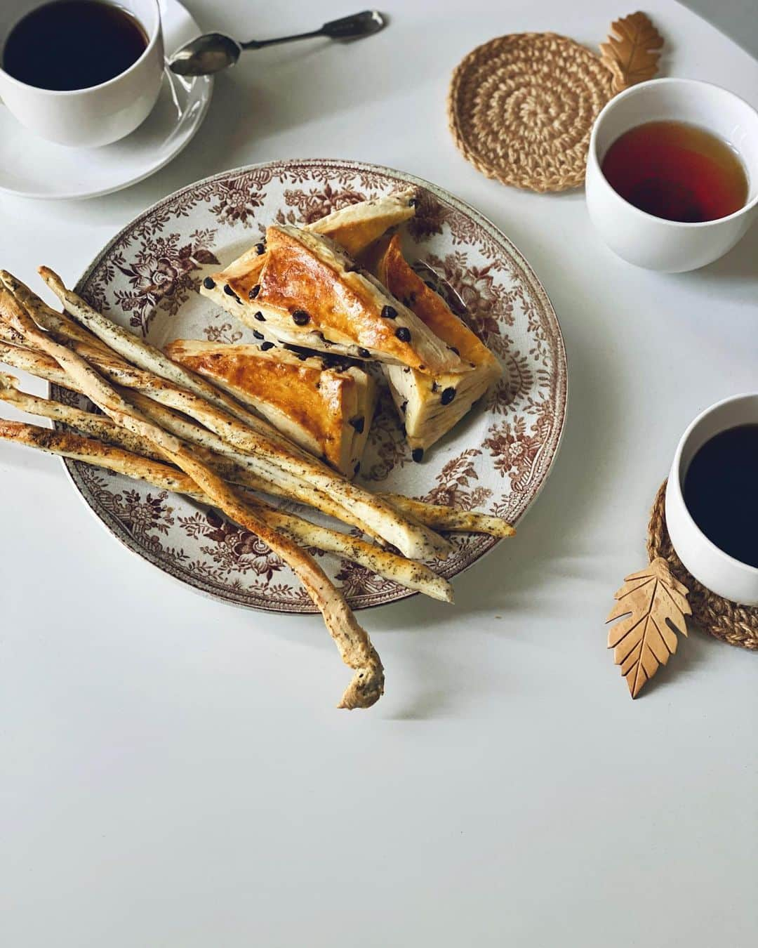 Chinamiさんのインスタグラム写真 - (ChinamiInstagram)「Wine red leaves vine plant with honey grissini & chocolate chip scones #teatime  蔓植物&グリッシーニそしてチョコチップスコーン　 グリッシーニは、塩、紅茶の葉、蜂蜜を練り込んで。」2月28日 14時20分 - chinamiphoto