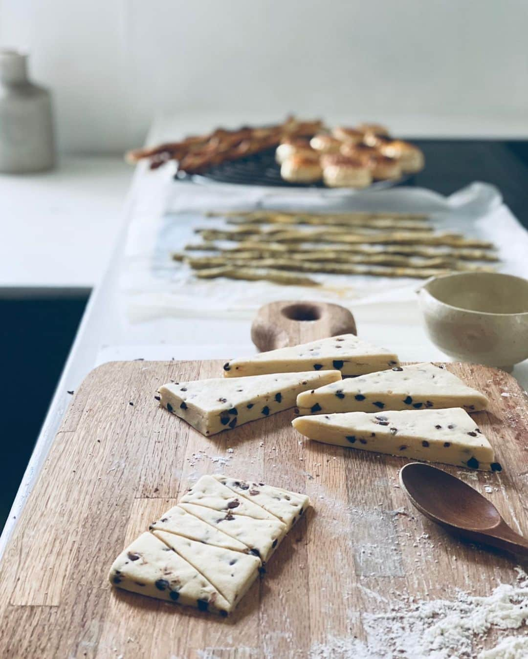 Chinamiさんのインスタグラム写真 - (ChinamiInstagram)「Wine red leaves vine plant with honey grissini & chocolate chip scones #teatime  蔓植物&グリッシーニそしてチョコチップスコーン　 グリッシーニは、塩、紅茶の葉、蜂蜜を練り込んで。」2月28日 14時20分 - chinamiphoto