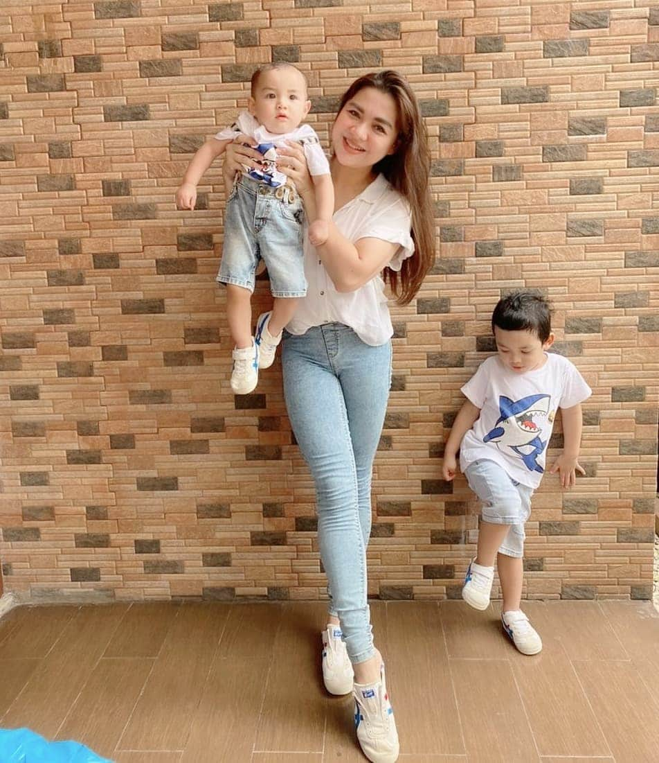 Vicky Shuさんのインスタグラム写真 - (Vicky ShuInstagram)「Satu lagi deh yaa edisi kembaran sama dua anak lanang. Cah baguss kuuu. Bapake @ade_imam ora melu. Kawus. Siapa suruh ngantor. Hahahaha ada yang ngerti bahasaku ga hahaha. #abimanyu2,5yearsold #guinandra1yearsold」2月28日 14時29分 - vickyshu