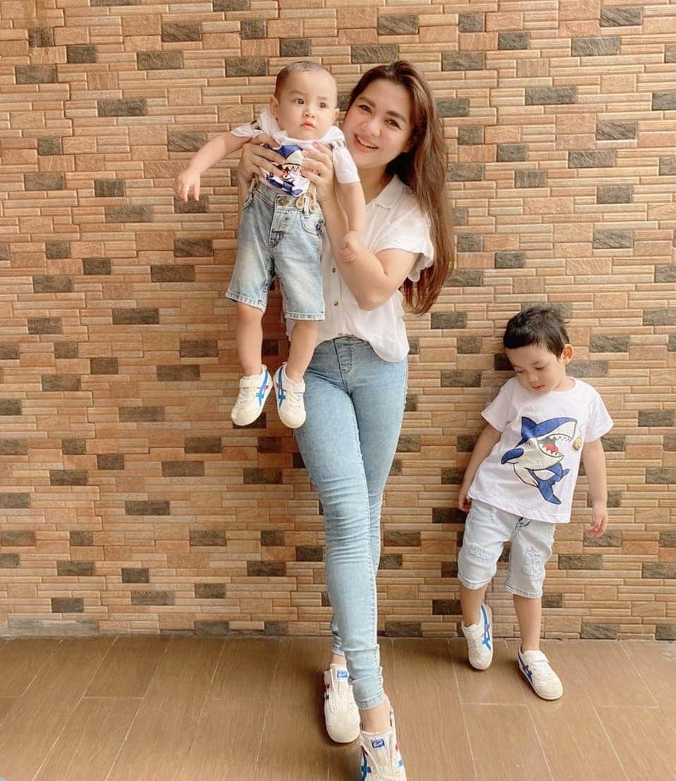 Vicky Shuさんのインスタグラム写真 - (Vicky ShuInstagram)「Satu lagi deh yaa edisi kembaran sama dua anak lanang. Cah baguss kuuu. Bapake @ade_imam ora melu. Kawus. Siapa suruh ngantor. Hahahaha ada yang ngerti bahasaku ga hahaha. #abimanyu2,5yearsold #guinandra1yearsold」2月28日 14時29分 - vickyshu