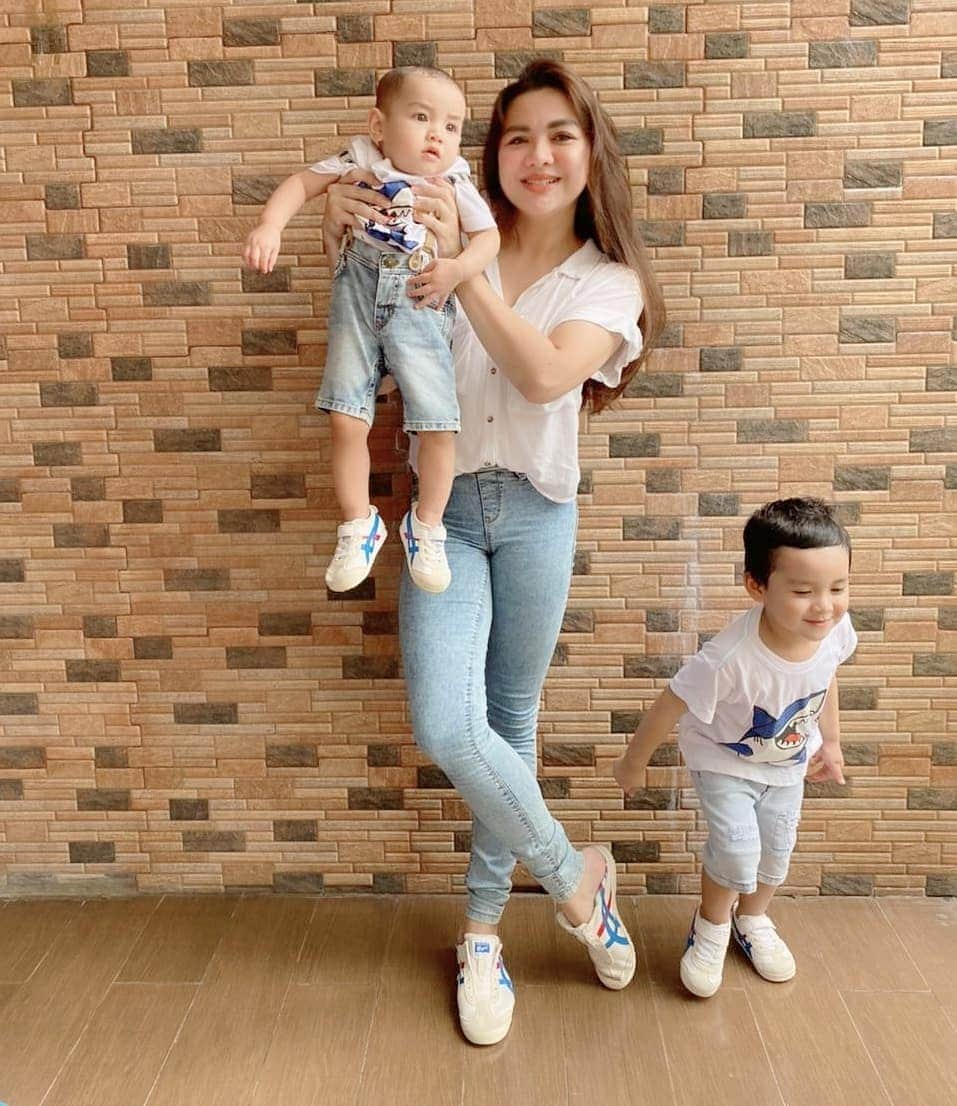 Vicky Shuさんのインスタグラム写真 - (Vicky ShuInstagram)「Satu lagi deh yaa edisi kembaran sama dua anak lanang. Cah baguss kuuu. Bapake @ade_imam ora melu. Kawus. Siapa suruh ngantor. Hahahaha ada yang ngerti bahasaku ga hahaha. #abimanyu2,5yearsold #guinandra1yearsold」2月28日 14時29分 - vickyshu