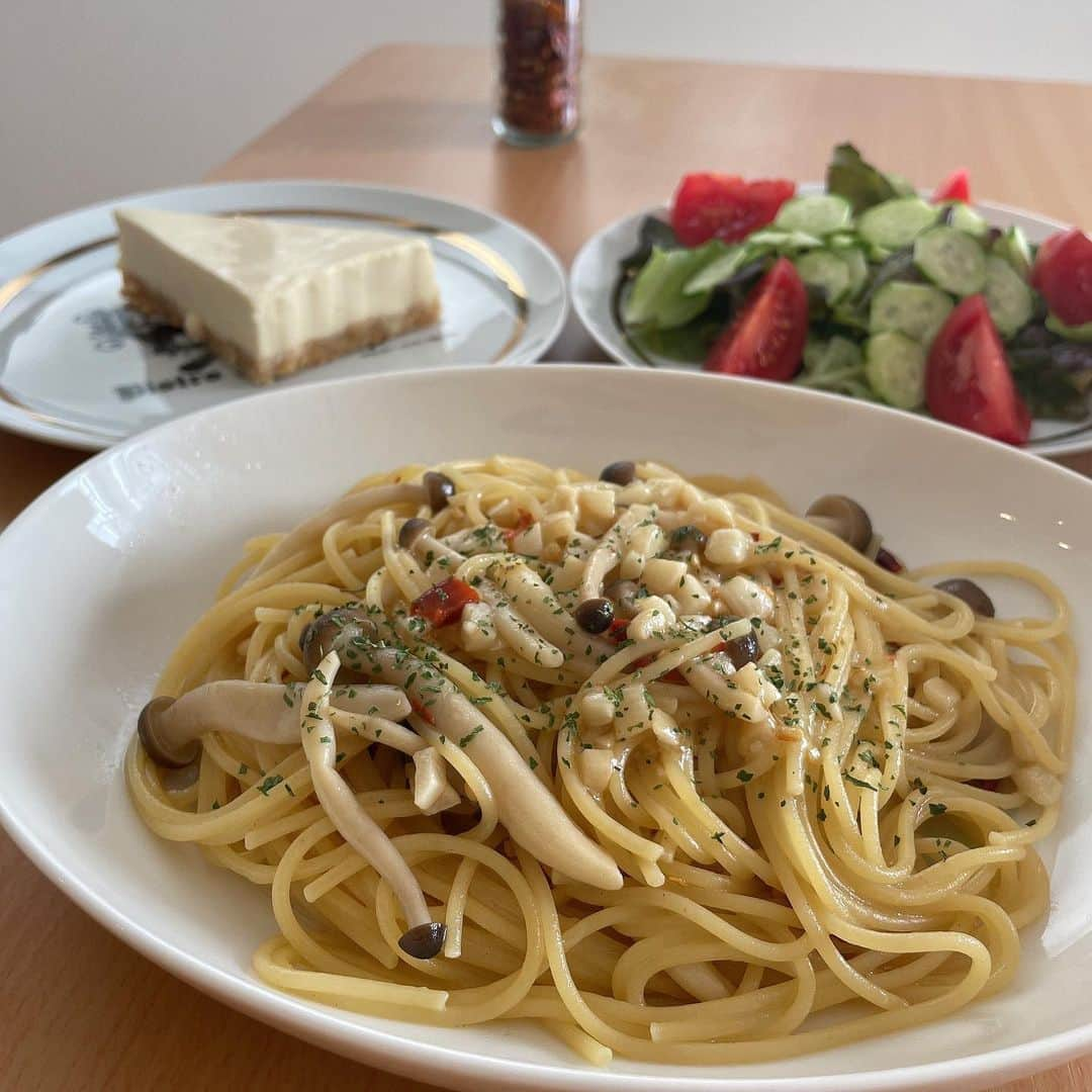 たまたまこのインスタグラム：「今日は有機ニンニクと有機鷹の爪を使ったペペロンチーノ🧄🌶 サラダととろろ昆布のスープに昨日仕込んだチーズケーキも合わせてコースランチぽくww美味いわ😋 チーズケーキの土台用にするクッキーがなかったからきらず揚げ使ったらちょい硬ww けどこれはこれで美味い😋」