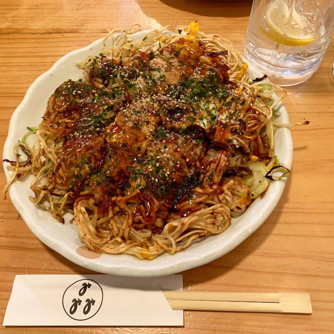 古閑裕さんのインスタグラム写真 - (古閑裕Instagram)「今日は余裕を持って美味しい広島をそこに鳴ると共に堪能し終え、彼らのライブ物販にのぞみます。でも完食できず。」2月28日 14時31分 - rocketkoga