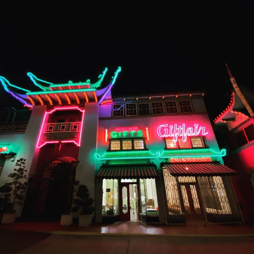 フリーディアのインスタグラム：「💔  Will never forget our first brick and mortar. Because of this adorable place I was able to call myself a shopkeeper. Was able to order stationery from my favorite places. Was able to meet so many wonderful people. My escape. My happy place. Thank you 441 Gin Ling Way💕 New year, new location, new us! Been moving the past few days. Will be open sooooooooon! 😳  * * *  私たちの最初のショップを決して忘れません。 ここの愛らしい場所のおかげで、私は自分自身を店主と呼ぶことができました。 私の好きな場所から文房具を注文することができました。 たくさんの素敵な人と出会えました。 私の脱出。 私の幸せな場所。 ありがとう441Gin Ling Way💕  新しい年、新しい場所、新しい私たち！来週にまたオープンします！ #paperpleaseshop #chinatownla #chinatown #losangeles #movingout #movingday #beenmoving #beenmovingallday #pooped #tired #lovethisplace #magicalplace #inlove」