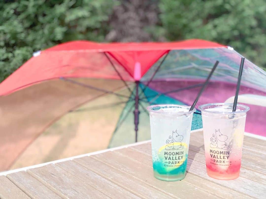 谷口夢奈さんのインスタグラム写真 - (谷口夢奈Instagram)「⛱﻿ ﻿ ﻿ もうこれも去年になりますか。。。﻿ ﻿ 夏はやっぱり炭酸ですよね（いま冬☃）﻿ ソーダがきれいだったのと、﻿ 傘をうまく使えた気がした📸﻿ ﻿ 炭酸はずっと炭酸水飲んでる。﻿ 甘い炭酸水も早く飲みたいよ〜🥺﻿ ﻿ ﻿ ﻿ #moominvalleypark #ムーミンバレーパーク #moomin #ムーミン #アンブレラスカイデザイン #傘 #⛱ #☂ ﻿ #レインボー #ニョロニョロ」2月28日 14時35分 - yuna_tani