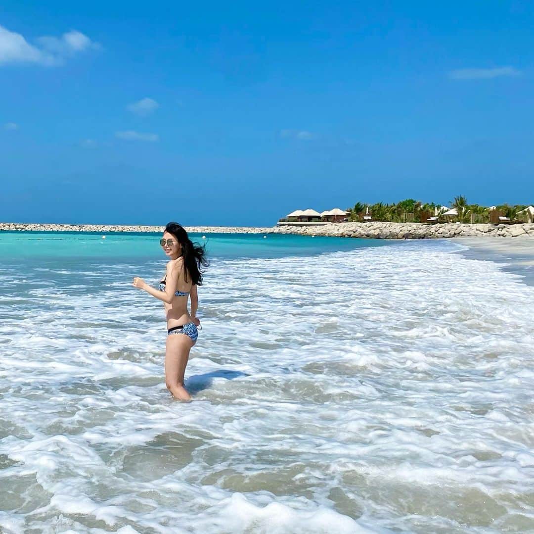 Rieのインスタグラム：「【The Ritz Carlton Ras AL Khaimah Al Hamra Beach②】  エメラルドグリーンの海が綺麗で  しかも誰もいなくて  ビーチを家族で独占  近くでライフガードさんが  見守ってくれてるし  子連れでも安心だった  波は強めだから、小さい子供には不向きだと思うけど  うちの子には最高だったよ🐵  #alhamrabeach  #rasalkhaimah  #ritzcarlton  #ritzcarltonrasalkhaima  #luxuryhotel #リッツカールトン #リゾートホテル #プライベートヴィラ #プライベートビーチ #エメラルドグリーン #rak #週末旅 #リトリート #家族旅行 #プチ旅行 #リゾート #ドバイ #ドバイ旅行 #ドバイ観光 #ドバイ生活  #ドバイ在住 #海外暮らし #海外旅行 #海外旅行好きな人と繋がりたい  #タビジョ #middleeast  #dubailife #visitrak #instagrammable #photooftheday」