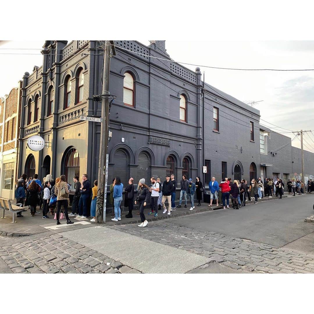 Lix Northさんのインスタグラム写真 - (Lix NorthInstagram)「‘Tactician’ hanging in @beinartgallery at the #antipodes2021 opening last night (📷: @ryanpola). Swipe for a photo by @biddle.biddle of the amazing queue to get into the gallery last night! Bravo Melbourne! 👏🏼👏🏼👏🏼Killer gold float frame by @framewarehouse.com.au Ashgrove 👑 🙌🏼 #art . . . #oilpaint #selfportrait #portrait #steampunk #hyperrealism #realism #beautifulbizarre #instaart #instaartsy #instaartwork #instaartist #instaartpop #instaarthub #instaartoftheday #instaarte #instaarts #instaartistic #newartwork #artistlife #artnews  #resourceryartists #arte #dibujo #dailycollector #todaysartreport #artgallery #artshow #art_seeking」2月28日 14時37分 - lixnorth