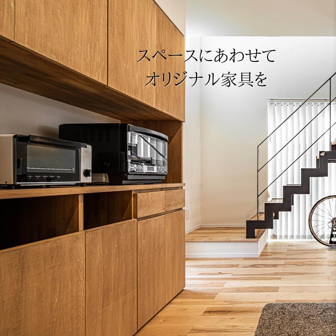 株式会社 加度商さんのインスタグラム写真 - (株式会社 加度商Instagram)「『KUROと木の家』 @kadosho1  ･ 家づくりの資料請求はコチラから→@request_kd . #外観#塗り壁#ブラック#板貼り#カーポート#ldk#吹き抜け#造作家具#食器棚#TVボード#マイホーム#新築#インテリア#家#住宅#工務店#自然と暮らす#シンプルな暮らし#おしゃれな家#家づくり#暮らしを楽しむ #マイホーム計画#自然素材#デザイン#住まい#かっこいい家#木の家#長期優良住宅#加度商#尾道注文住宅」2月28日 14時41分 - kadosho1