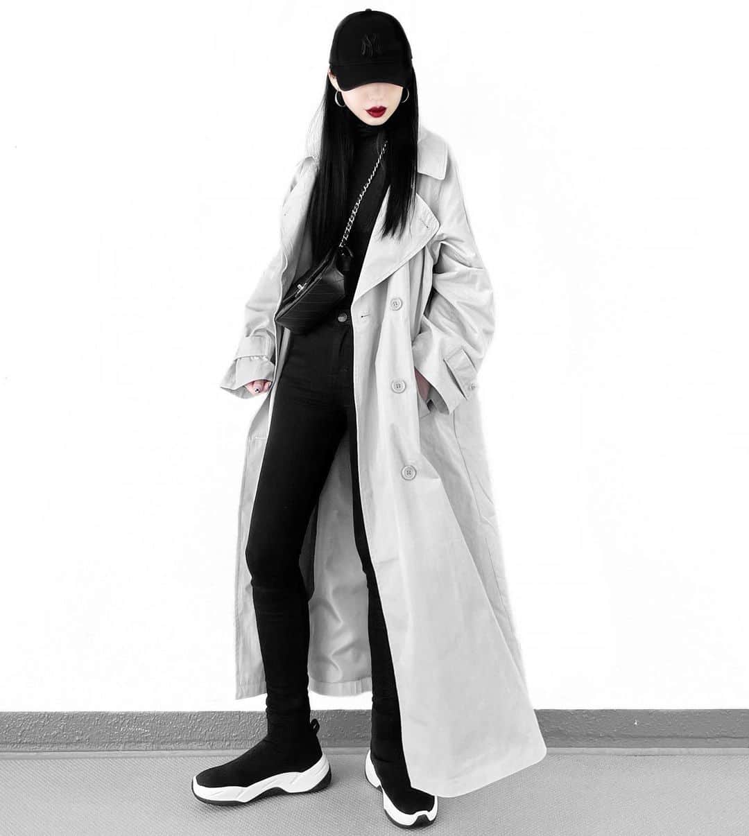 lve_xxxxのインスタグラム：「.﻿ .﻿ EMODA のﾄﾚﾝﾁ﻿ @emoda_official ﻿ ﻿ outer系は毎ｼｰｽﾞﾝcheckしてて﻿ 今季はｵｰﾊﾞｰｻｲｽﾞのこちらに☺︎﻿ ﻿ ｼﾝﾌﾟﾙなﾃﾞｻﾞｲﾝで合わせやすく﻿ くすみｶﾗｰが可愛い🤍🐭﻿ ﻿ 少しﾊﾘ感のある生地感で﻿ ﾊﾞｯｻｯと羽織っるだけでお洒落見え💯﻿ ﻿ casualﾃｲｽﾄにﾄﾚﾝﾁが﻿ 個人的に一番好きな合わせ✌️﻿ ﻿ ﻿ －－－－－－－－－－－－－－－－－－﻿ ﻿ その他ｺｰﾃﾞｱｲﾃﾑ詳細は﻿ WEARをご覧くださいませ。﻿ ﻿ ﾌﾟﾛﾌｨｰﾙのURLよりご覧頂けます☺︎﻿ ﻿ WEARもfollow﻿ 宜しくお願い申し上げます！﻿ ﻿ －－－－－－－－－－－－－－－－－－ ﻿ ﻿ ﻿ ﻿」