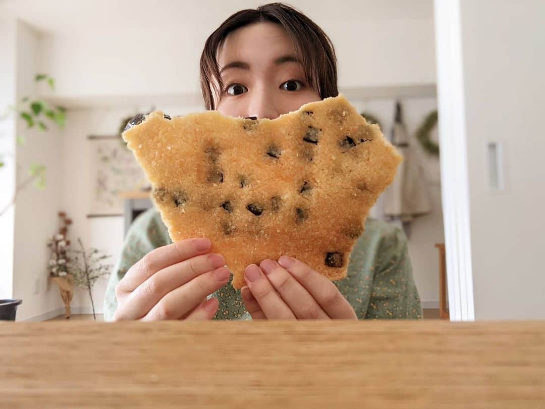 はるあんのインスタグラム：「どーんと大きなクッキー！  ちょっと笑えちゃう大きさでしょ？笑 でもおいしくて全部食べてしまいそうだから、キケンです。  そして突然ですが、 本日深夜の真夜中のブランチにでます〜！ 色々やらかした気もしてるので恥ずかしいですが…ぜひみてね！  #はるあんおやつ部  #真夜中のブランチ」