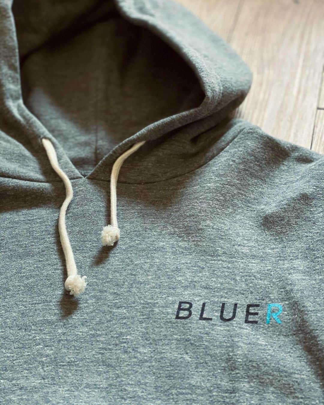 BLUER®︎ -ブルーアーのインスタグラム：「春🌱陽射しがあたたかいけど朝夕は肌寒いのでHOODIEであたたまってね😘🤟🏽♥️  ✔︎HOODIE "SAND"  6800yen  🎪BLUERオンラインSHOP﻿ 🔗 http://www.bluer.tokyo ﻿ #bluerco﻿ #teambluer﻿ #海 #キャンプ﻿ #お買い物 #春だよ  #サーフィン」