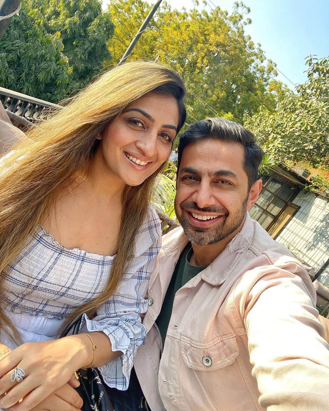 Praveen Bhatのインスタグラム：「If you’re lucky enough to find a weirdo like this one, never let them go.🤣✨ @bwinstyle  . . #praveenbhat #sundaymood☀️ #sundaymotivation #couplephoto #couplephotos #indianphotographers #sundayselfies #selfiemood」