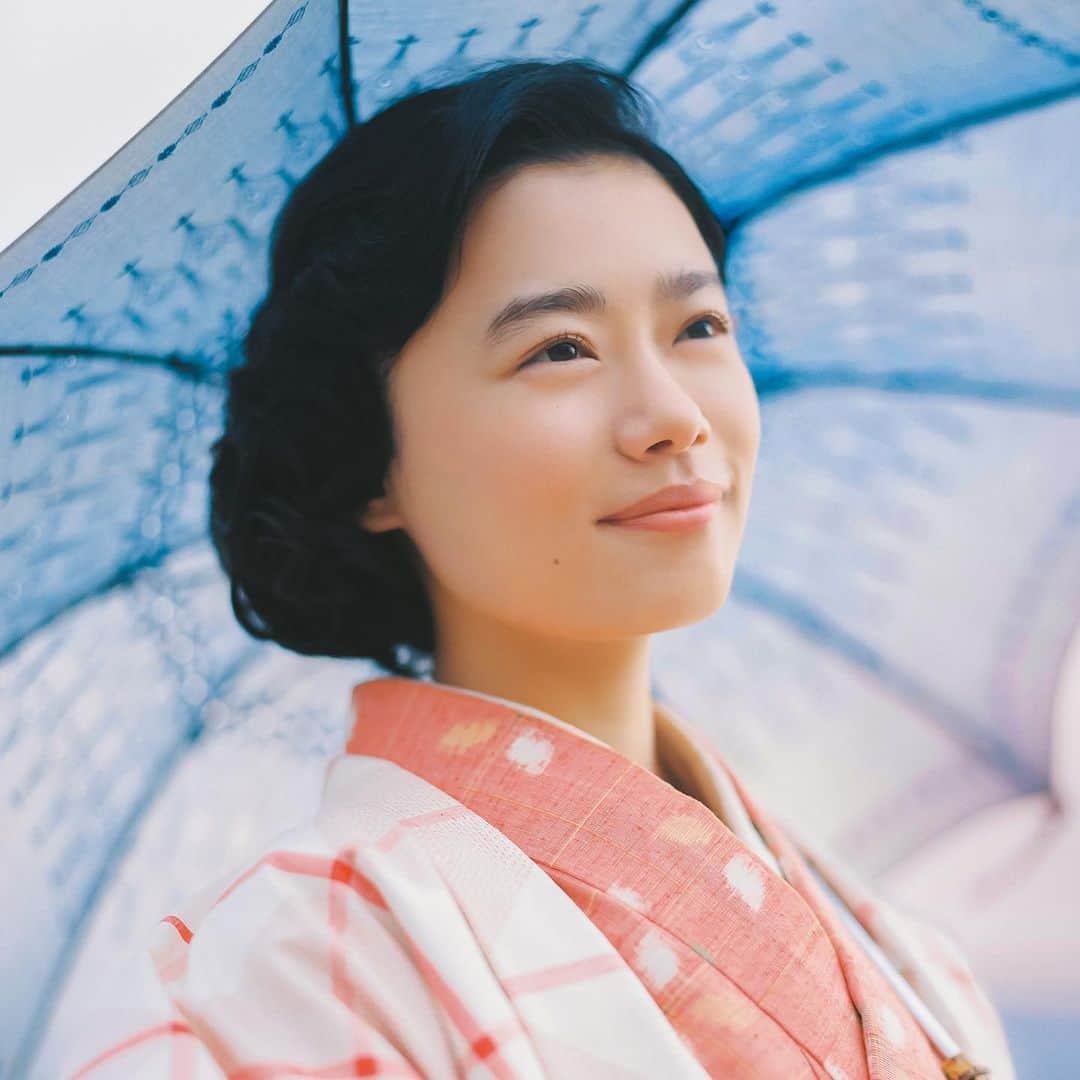 濱田英明のインスタグラム：「@hanasugisaki for #おちょやん  AD @kantaro_signs  PH @hamadahideaki   #杉咲花 #朝ドラ #hanasugisaki #pentax67」