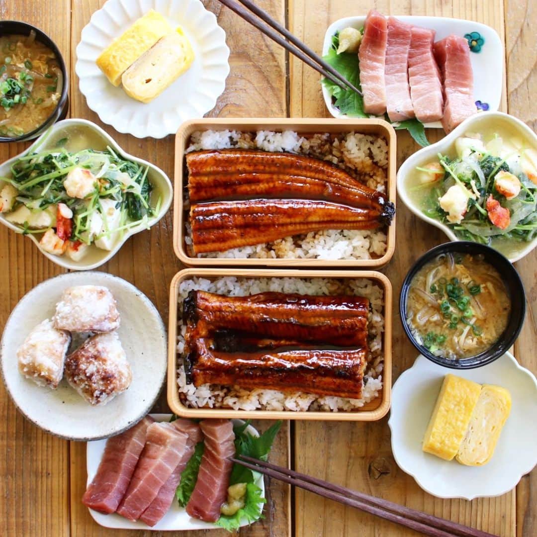 Atsukoのインスタグラム：「今日のブランチ   うな重 マグロのお刺身 卵焼き  里芋の唐揚げ  豆苗とエビの餡掛け豆腐  お味噌汁   @inaseri_toyosu いなせりさんの鰻とマグロでブランチ！ 鰻は臭みがなくて柔らかくて美味しかった😍マグロも前回同様めっちゃ美味しい✨✨✨ お肉大好きだったけど、お魚もやっぱり美味しくていーね。 お魚生活見直そう👍  @inaseri_toyosu ハッシュタグ #いなせり #いなせり市場 #マグロ #とろける中トロ #中トロ #うなぎ #鰻 #PR」