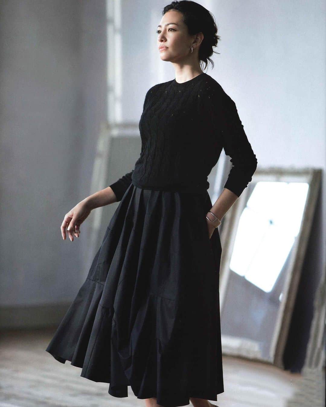 Taki Tanakaのインスタグラム：「ＮＩＮＡＲＩＣＣＩ  #ニナリッチ  @precious.jp #プレシャス 掲載 #tops #skirt #ninaricci   柔らかいウールカシミアのニットはシンプルなデザインが美しく着心地も最高です。 色違いあり、Vネックなど型違いもあり♡ #私も2枚ゲット #おすすめ #musthave  エアリーなコットンポプリンのフレアスカートはレディのマストアイテム。 素材がよく、立った時座った時歩いた時いつでも綺麗なボリューム感のある逸品を選びたい。  #良いもの好きなものを長く愛そう   @iza_official #instorenow  SHOPIZA.com  #ootd #outfitoftheday #outfit  #izastagram」