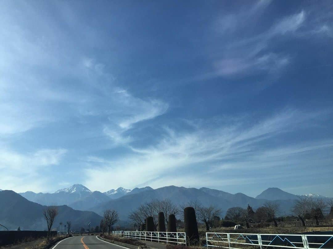 チックンとプーちゃんのふるさと? From Japan??のインスタグラム：「午後はこんな感じ⛰ #安曇野#青空#常念岳#有明山」