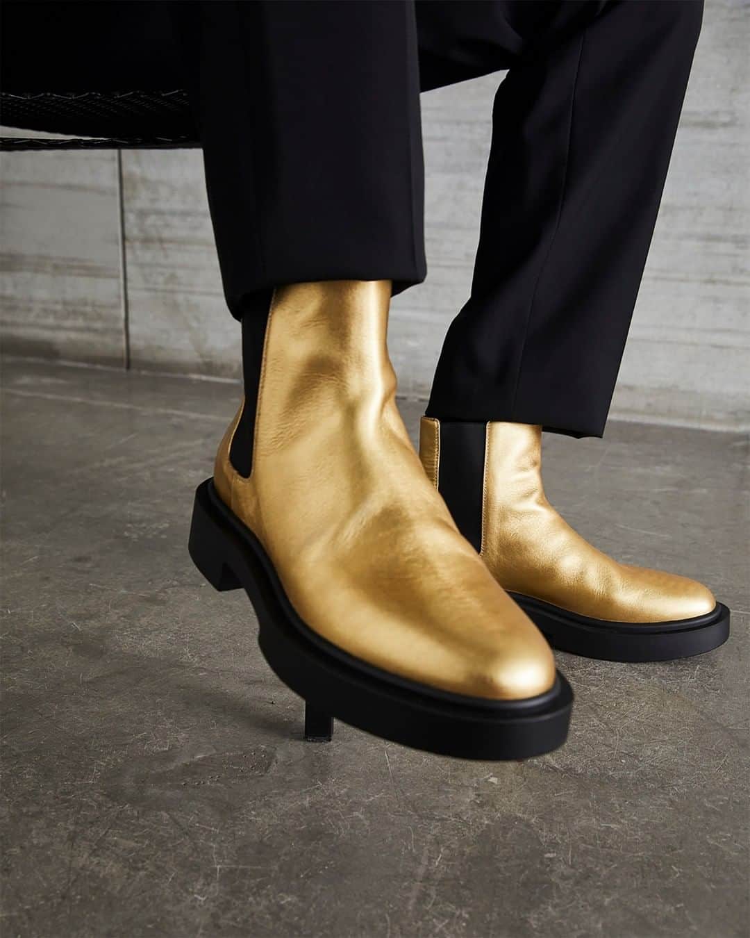Giuseppe Zanotti Designさんのインスタグラム写真 - (Giuseppe Zanotti DesignInstagram)「Golden boy. Introducing the ASTON G—part of the new #GZFW21collection, this metallic boot is designed to give your style a kick. #GiuseppeZanotti #MFW」3月1日 2時00分 - giuseppezanotti