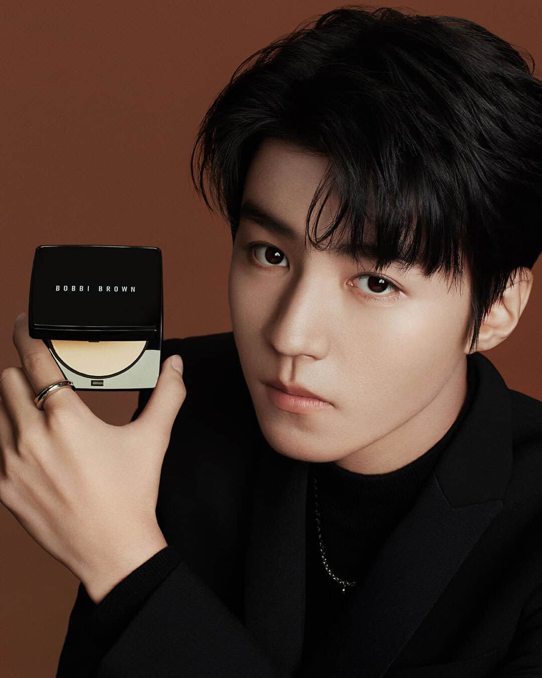 のインスタグラム：「Meet Karry Wang, our new APAC Brand Spokesperson. We are so excited to welcome him into the Bobbi Brown family. Get to know him at @kkkwang2 (@tfwangjunkai on Weibo).   #bobbibrown #karrywang」