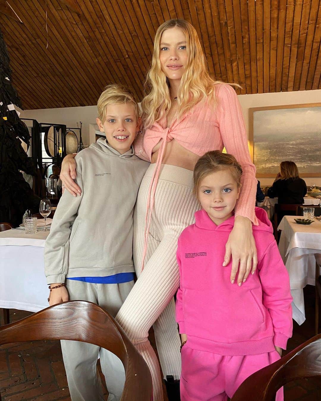エレナ・ペルミノヴァのインスタグラム：「Сегодня 🥰 средний в гостях 😌 в сторис отвечаю на ваши вопросы.  Today🌞 Q&A on my stories.」