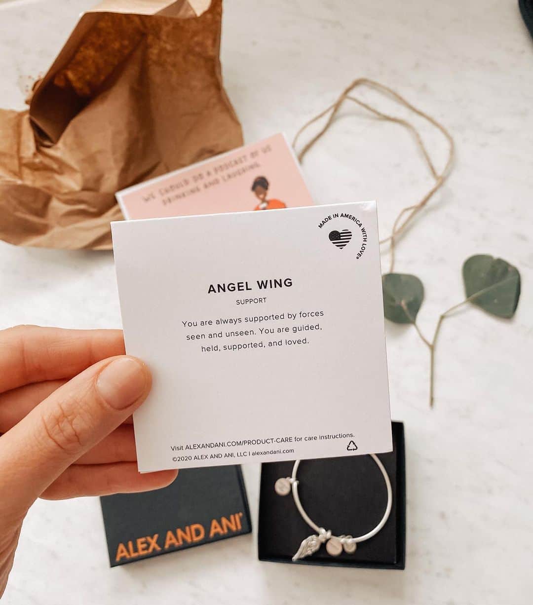 アレックスアンドアニのインスタグラム：「Sweet gifts to remind you that you are guided, held, supported + loved. #SundayMotivation 🌿  📸: @laurasoetemans」