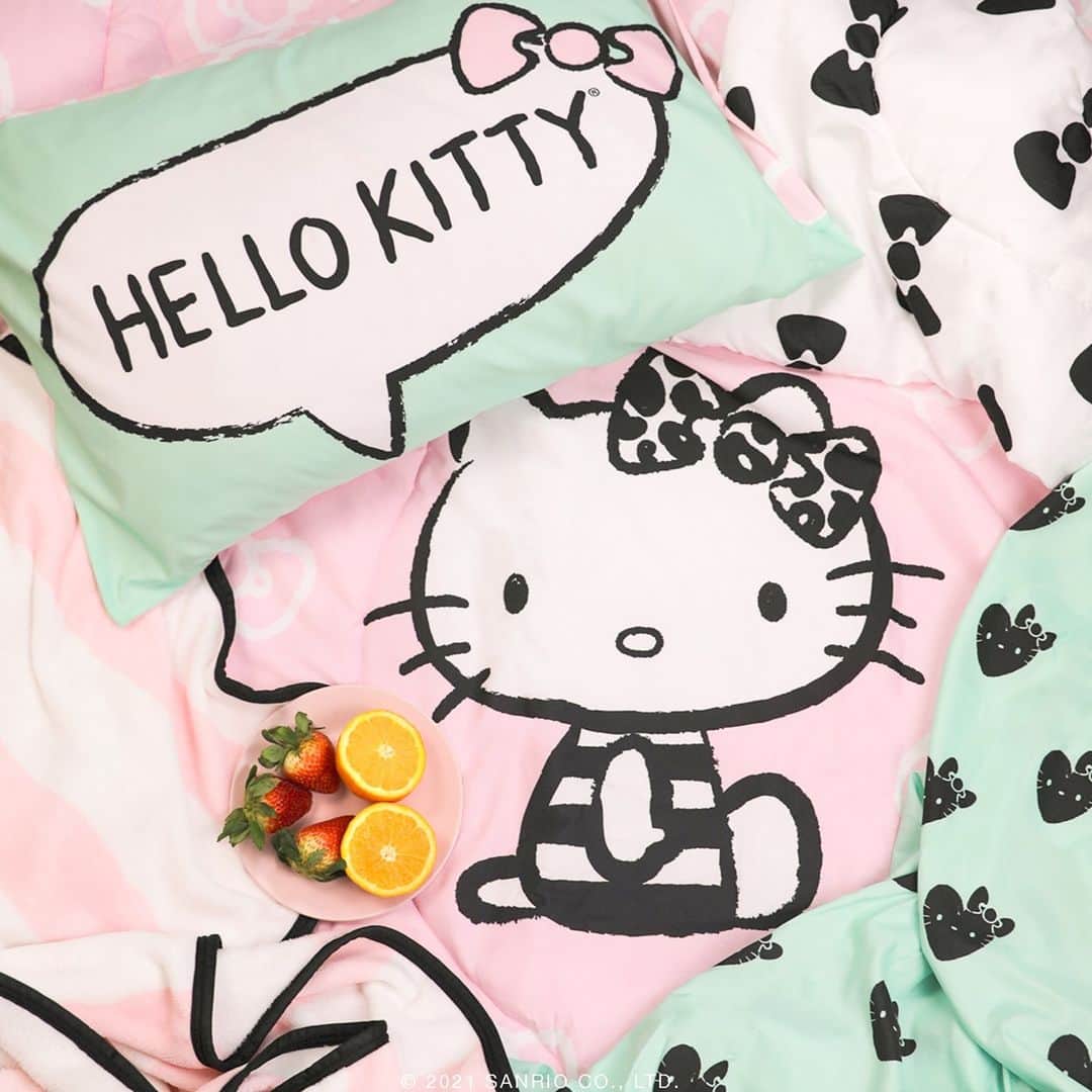 Hello Kittyのインスタグラム：「Sundays are extra sweet when they look like this 🎀 Link in bio to shop Hello Kitty bedding online at @target. #target」
