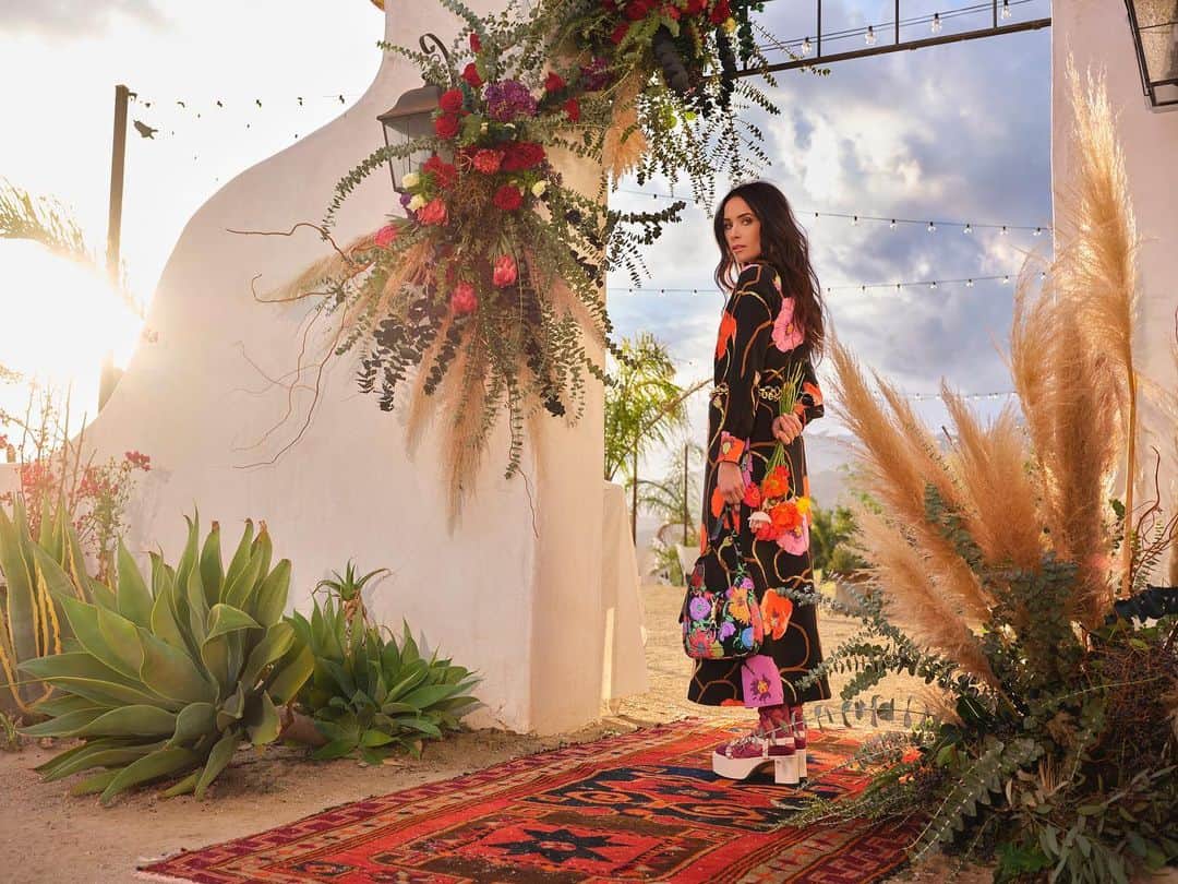 アビゲイル・スペンサーのインスタグラム：「How the light gets in. On stands now. @ccaliforniastyle @gucci x #kenscott x @countylineflorals floral installs.  📷 @markgriffinchampion」