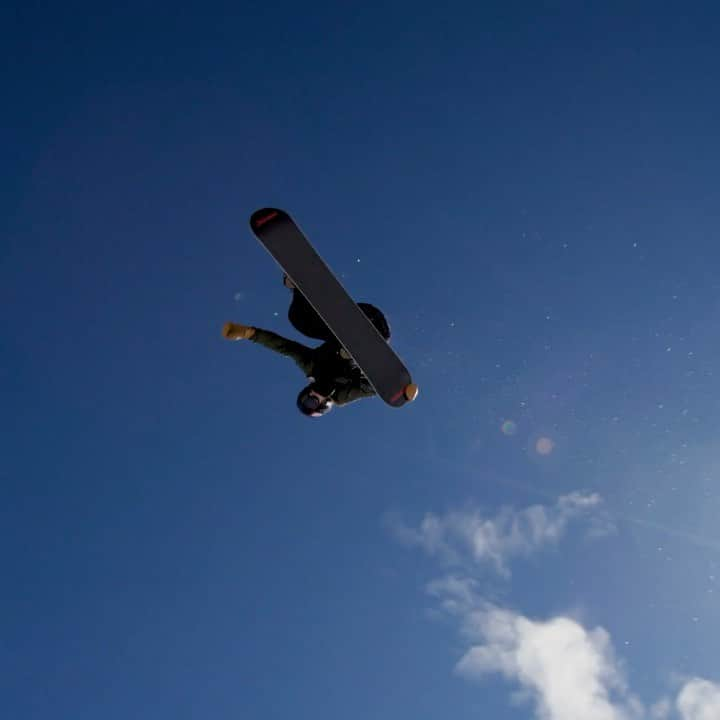 オリンピックチャンネルのインスタグラム：「Go big or go home isn’t just a catchphrase.⁠⠀ ⁠⠀ As Team USA snowboarder Taylor Gold puts it, “tricks tend to work better when you’re going bigger.”⁠⠀ ⁠⠀ Hit the link in bio to get all of Gold’s big air secrets in the latest Olympic Channel original series, Halfpipe Hype!⁠⠀ ⁠⠀ @taylor_gold @ussnowboardteam @fissnowboard」