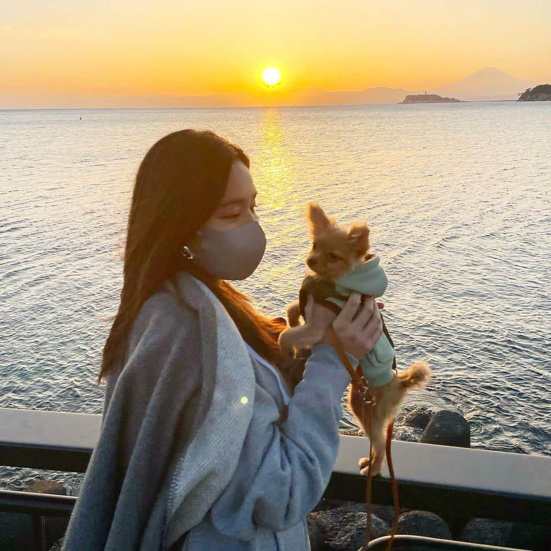 南美沙さんのインスタグラム写真 - (南美沙Instagram)「SUNDAY SUNSET🌅. . . w/laki #日曜日　#夕陽　#SUNDAY #sunset #夕焼け　#サンセット　#ビーチ　#海」3月1日 0時33分 - miee.misa