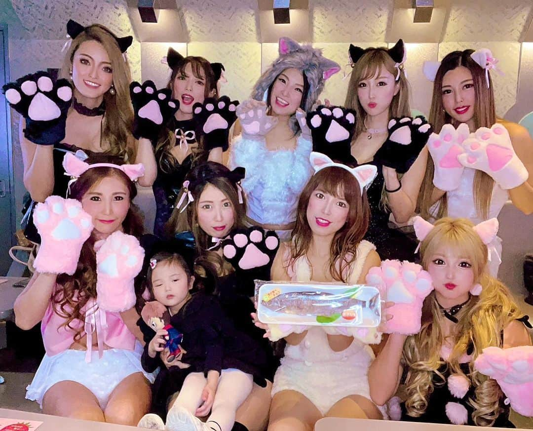 まっぴーさんのインスタグラム写真 - (まっぴーInstagram)「ニャンニャン女子会🐈‍⬛🐈🐾 2月22日😼猫の日にあわせて毎年恒例なってる会❣️😽🐟 来年は黒猫したいな😻🖤🐈‍⬛  . . . #猫の日#まぴコス#猫コス#🐈#Tiktok」3月1日 0時26分 - mapink___