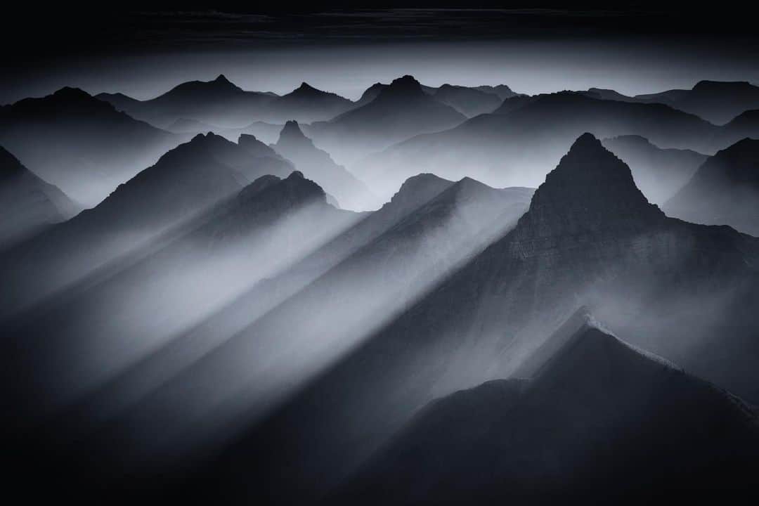 Keith Ladzinskiさんのインスタグラム写真 - (Keith LadzinskiInstagram)「Smoke, light and shadows pouring down over the layered valleys of @glaciernps / for @natgeo」3月1日 0時31分 - ladzinski
