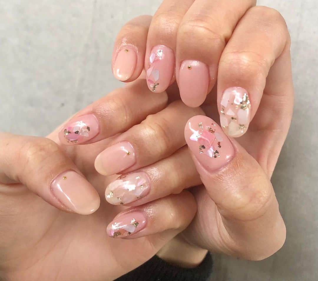 三田寺理紗のインスタグラム：「シンプルかわいくしてもらいました💅✨これで明日の撮影もばっちり！  かわち〜ね〜😙❤️  #シェルネイル #ネイルデザイン #ネイル」